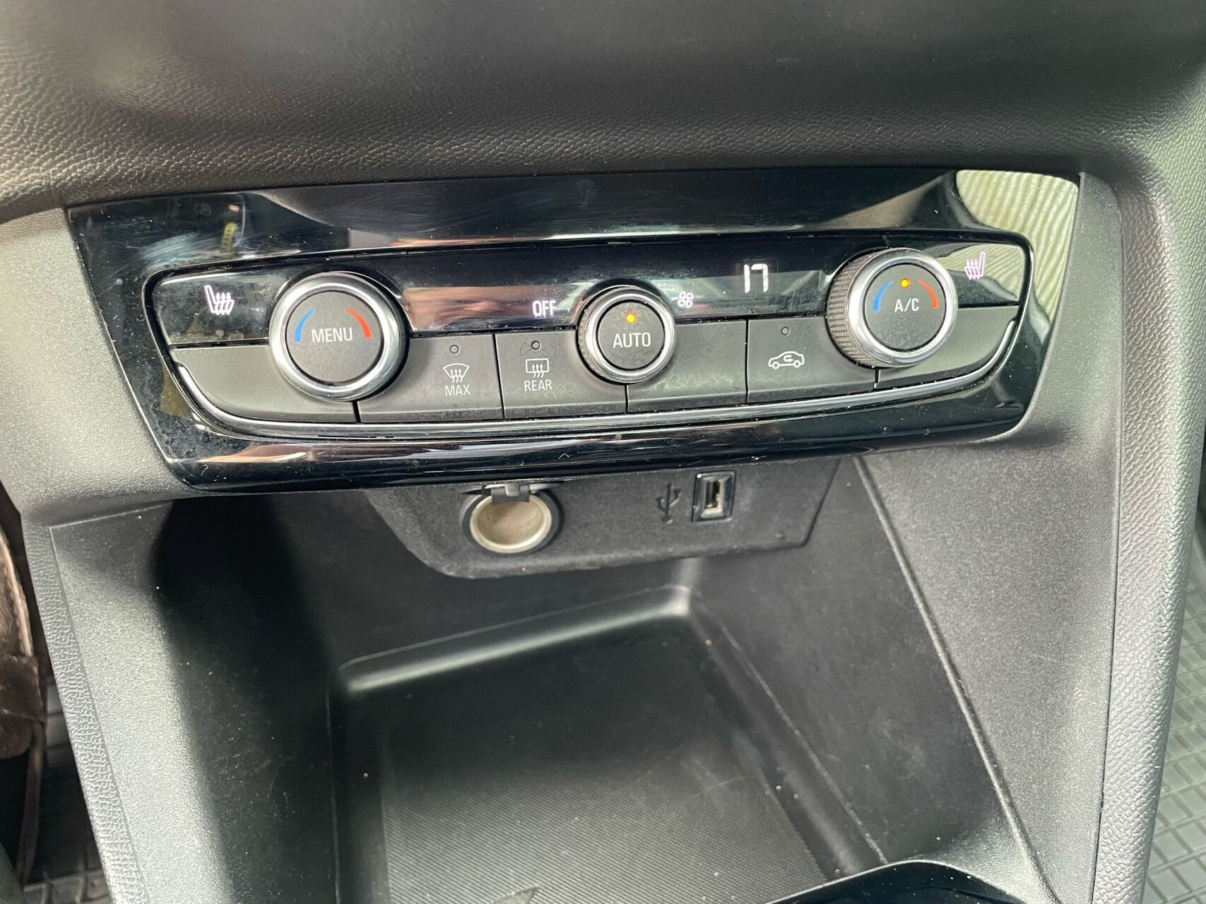 Hvid Opel Corsa fra 2020