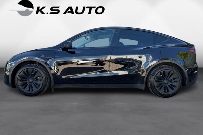 Sort Tesla Model Y fra 2023