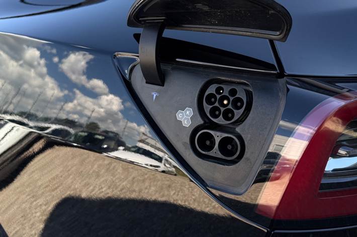 Sort Tesla Model Y fra 2023
