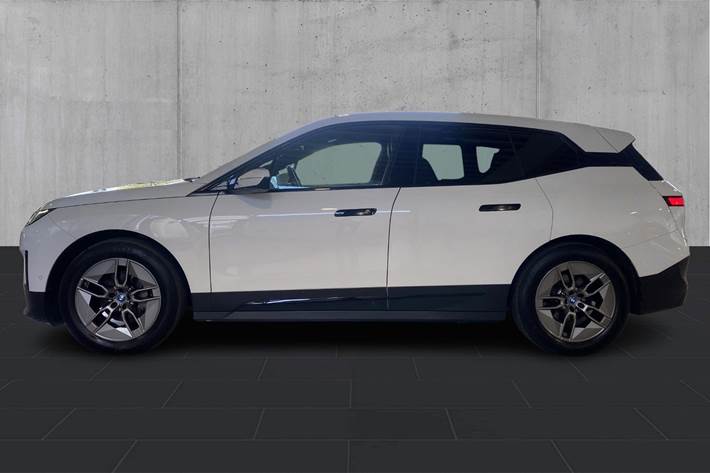 Hvid BMW iX fra 2022