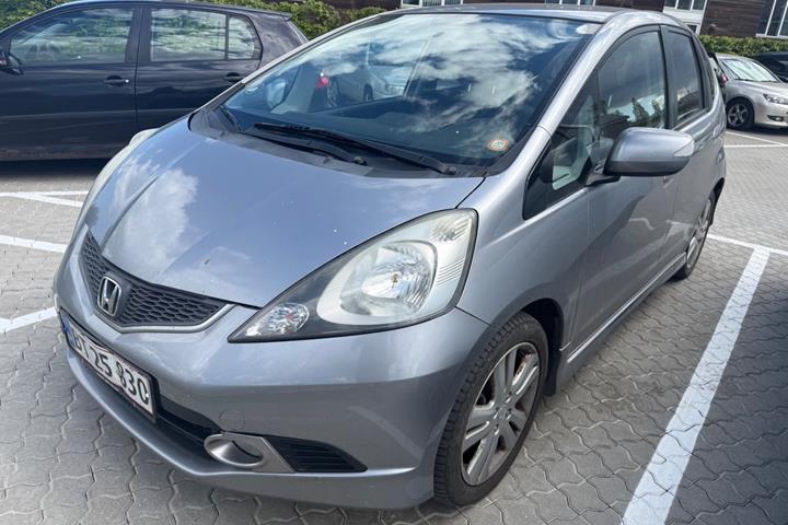 Sølv Honda Jazz fra 2009 set udefra