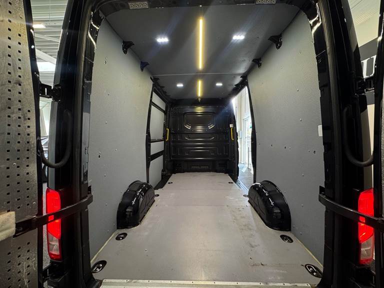 VW Crafter 35 2,0 TDi 177 Kassevogn L3H3 aut.