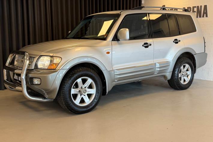 Grå Mitsubishi Grand Pajero fra 2001