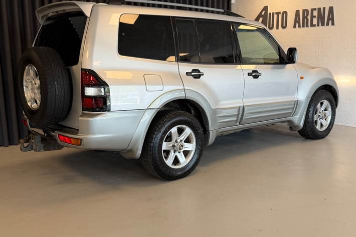 Grå Mitsubishi Grand Pajero fra 2001