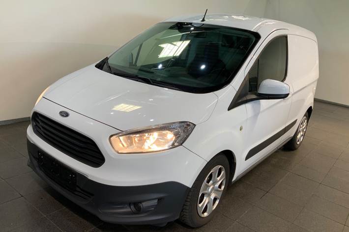 Hvid Ford Transit Courier fra 2015 set udefra