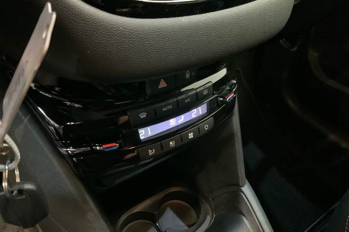 Sort Peugeot 208 fra 2017