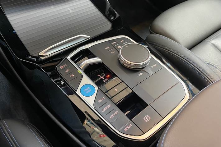 Hvid BMW iX3 fra 2023