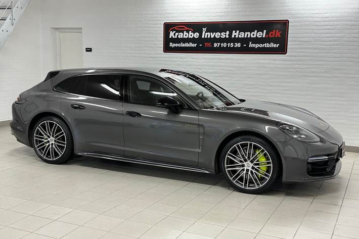 Gul Porsche Panamera 4 fra 2018