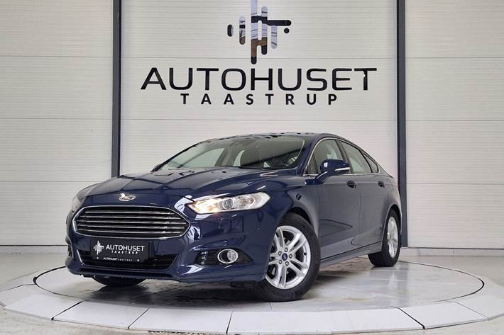 Blå Ford Mondeo fra 2016