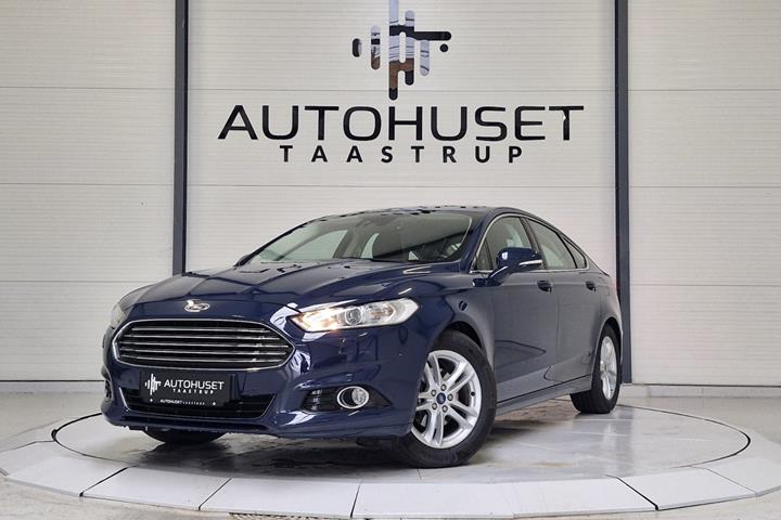 Blå Ford Mondeo fra 2016 set udefra