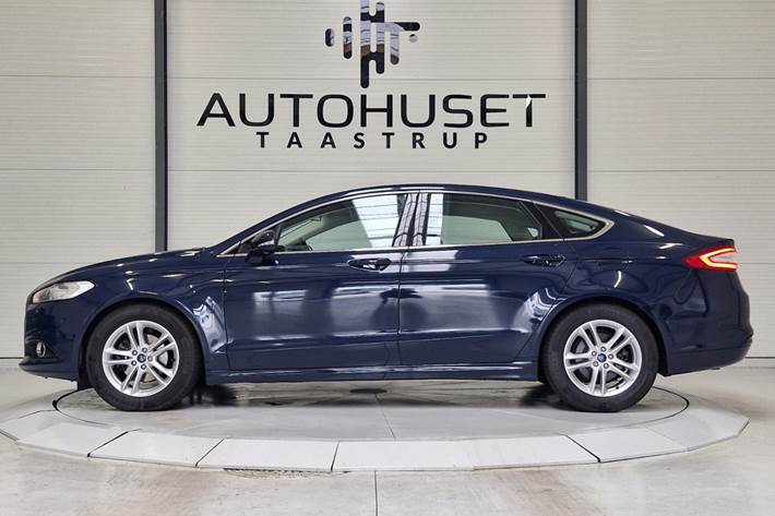 Blå Ford Mondeo fra 2016