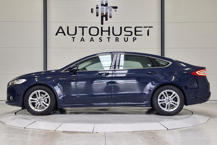 Blå Ford Mondeo fra 2016