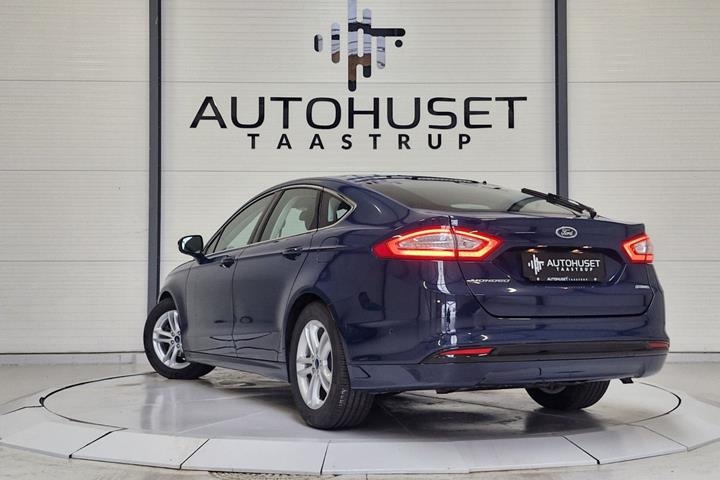 Blå Ford Mondeo fra 2016