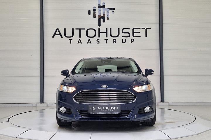 Blå Ford Mondeo fra 2016