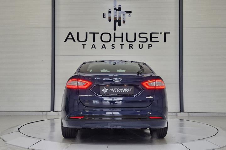 Blå Ford Mondeo fra 2016