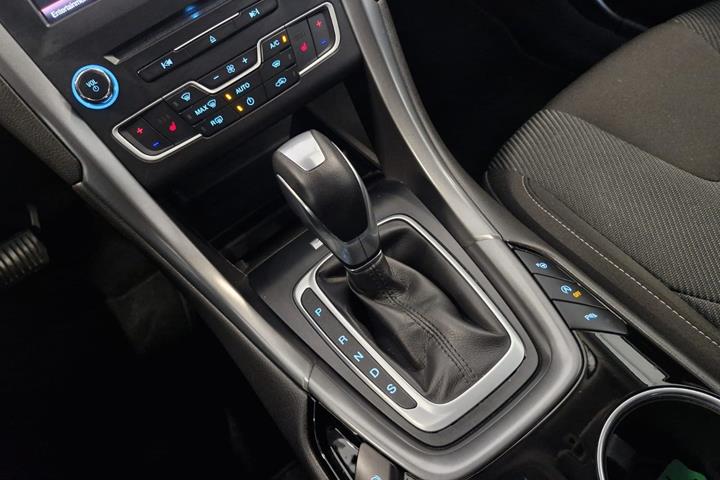 Blå Ford Mondeo fra 2016
