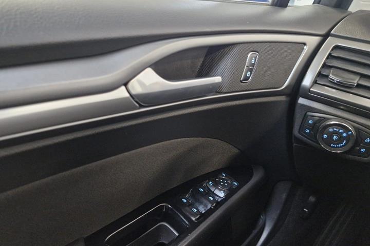 Blå Ford Mondeo fra 2016