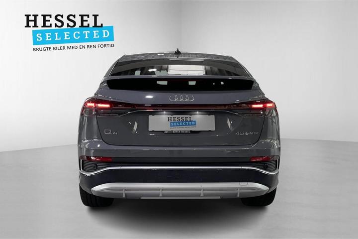 Grå Audi Q4 e-tron fra 2025