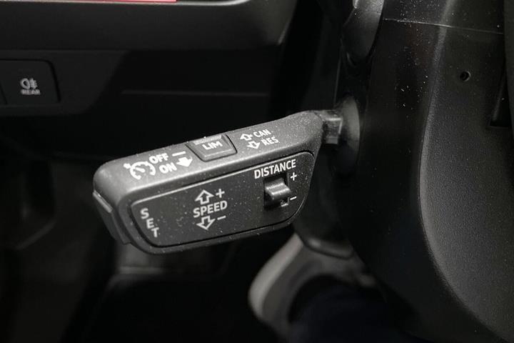 Grå Audi Q4 e-tron fra 2025