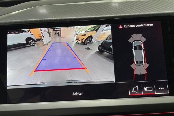 Grå Audi Q4 e-tron fra 2025