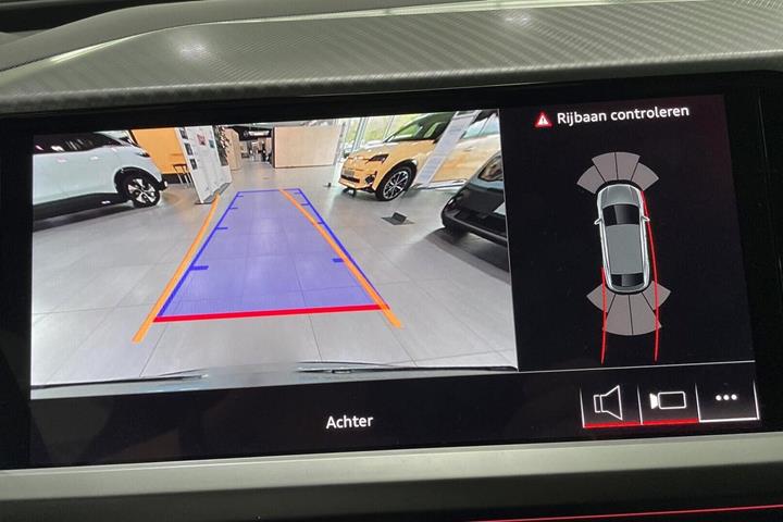 Grå Audi Q4 e-tron fra 2025