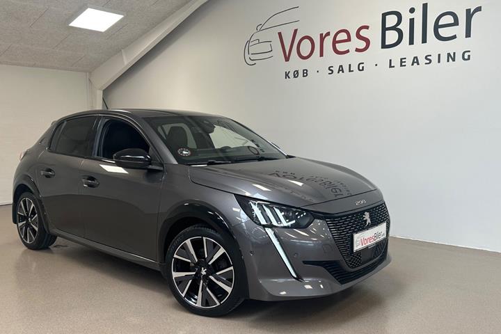 Grå Peugeot 208 fra 2021 set udefra