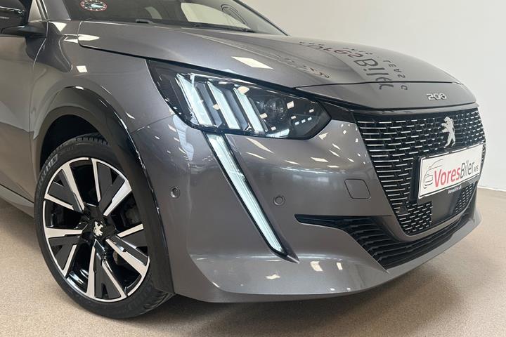 Grå Peugeot 208 fra 2021