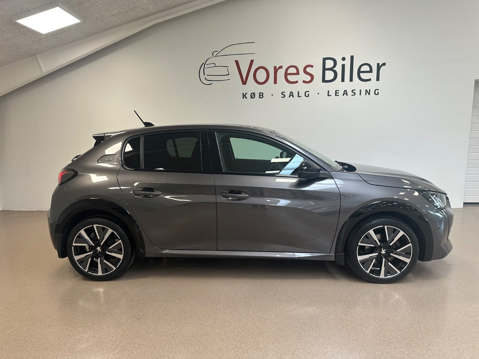 Grå Peugeot 208 fra 2021