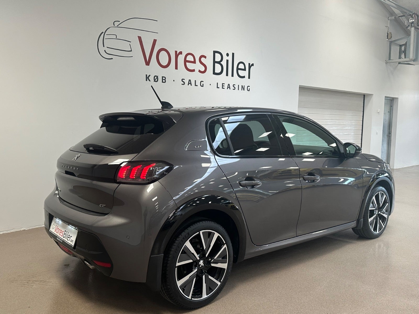 Grå Peugeot 208 fra 2021