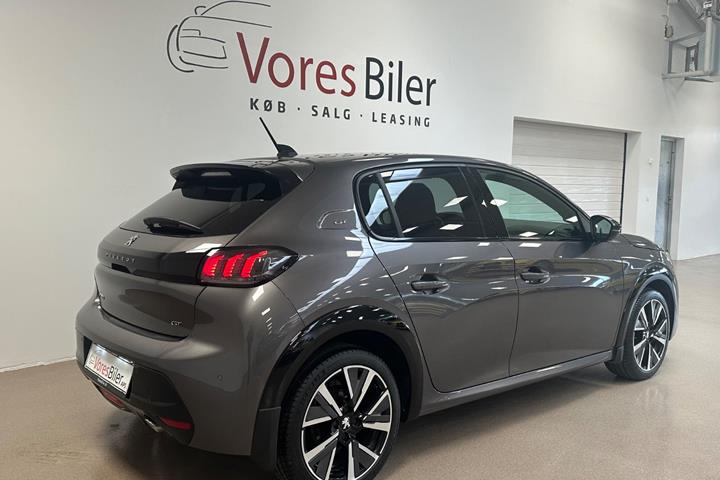 Grå Peugeot 208 fra 2021