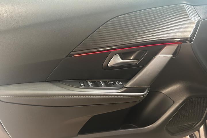 Grå Peugeot 208 fra 2021