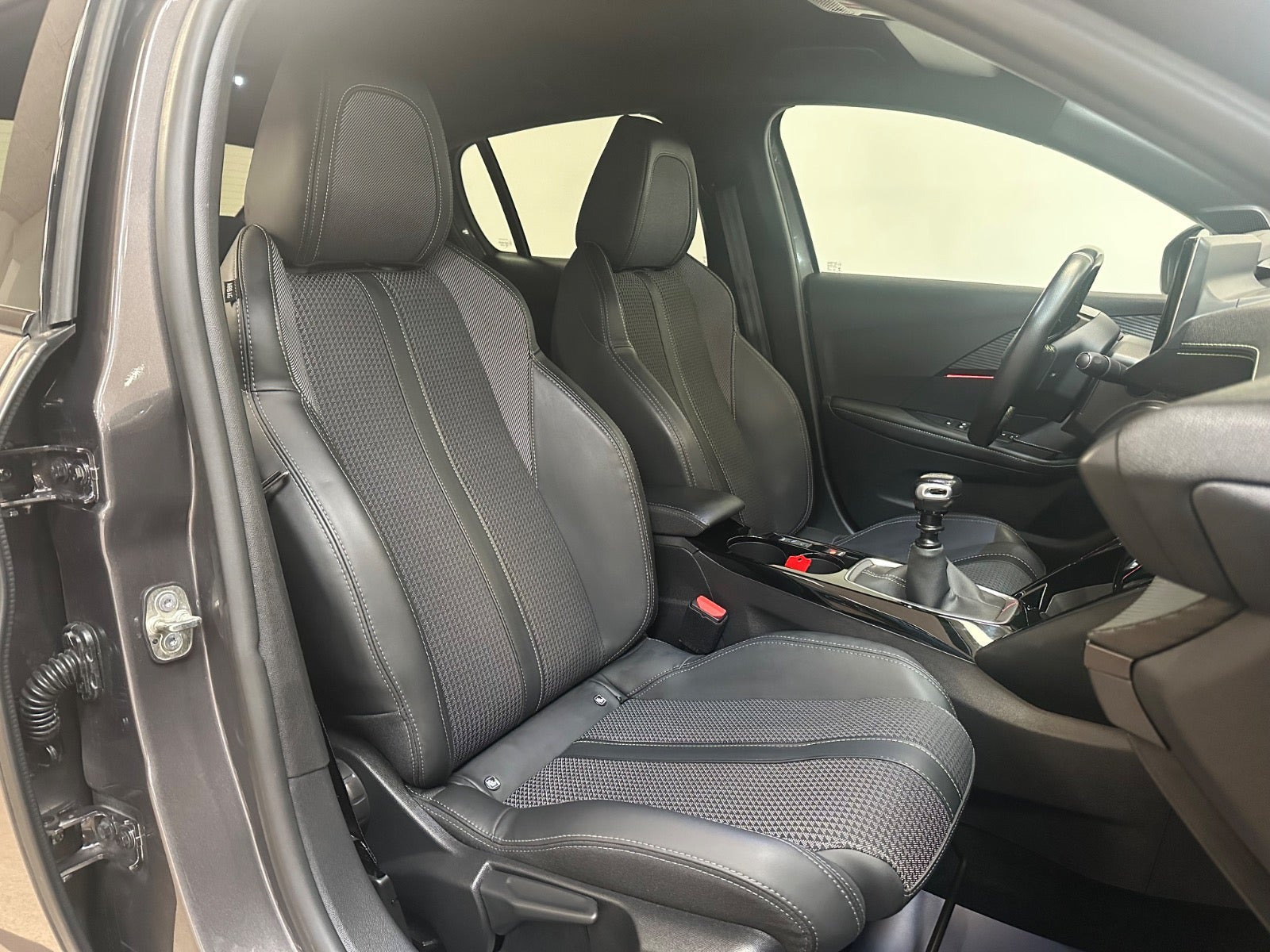 Grå Peugeot 208 fra 2021