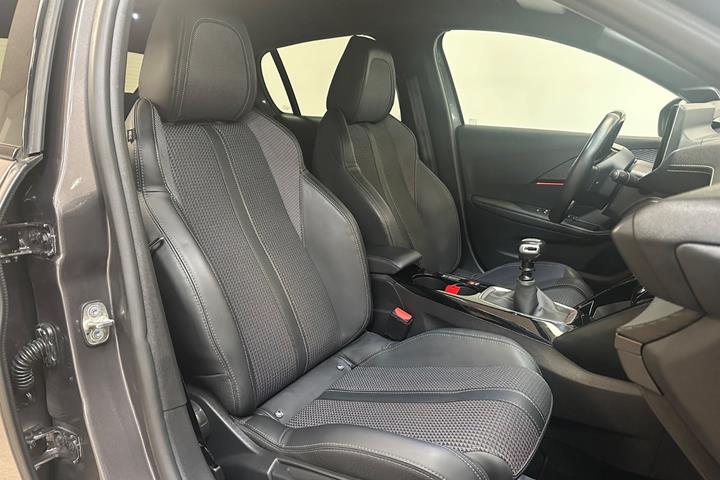 Grå Peugeot 208 fra 2021
