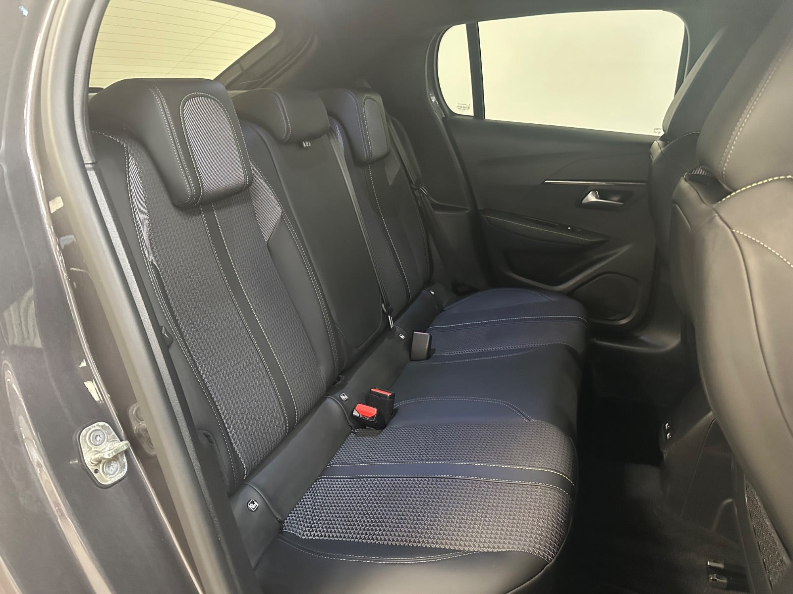 Grå Peugeot 208 fra 2021