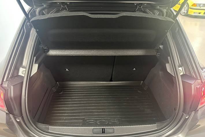 Grå Peugeot 208 fra 2021