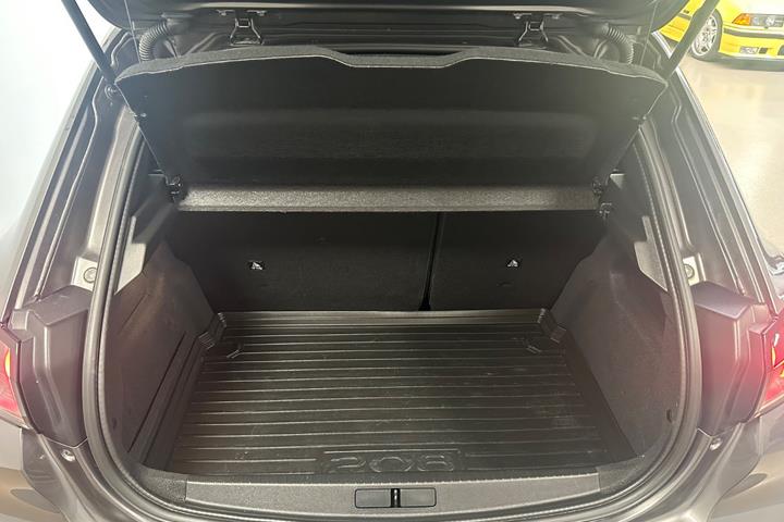 Grå Peugeot 208 fra 2021