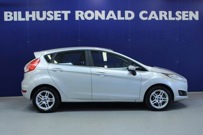 Sølv Ford Fiesta fra 2015