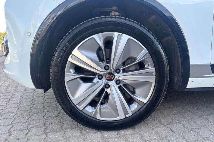 Hvid Hongqi E-HS9 fra 2024