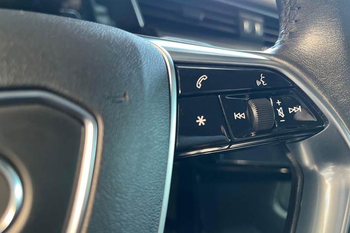 Hvid Audi e-tron fra 2021