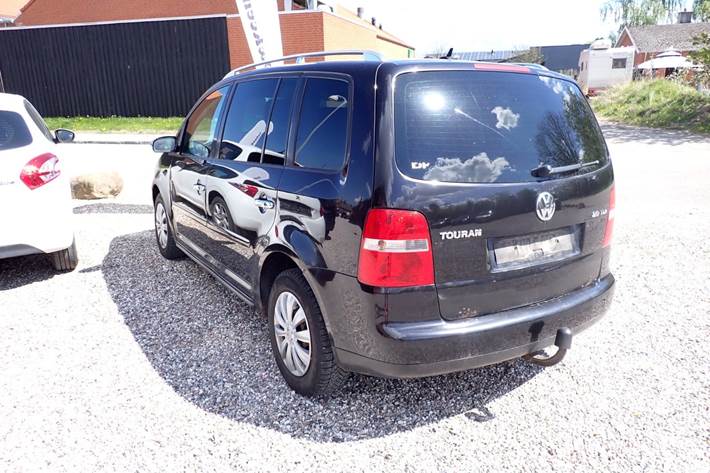Sort VW Touran fra 2004