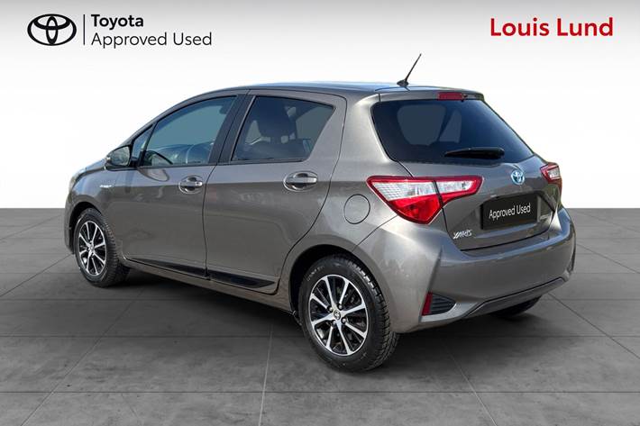 Grå Toyota Yaris fra 2018