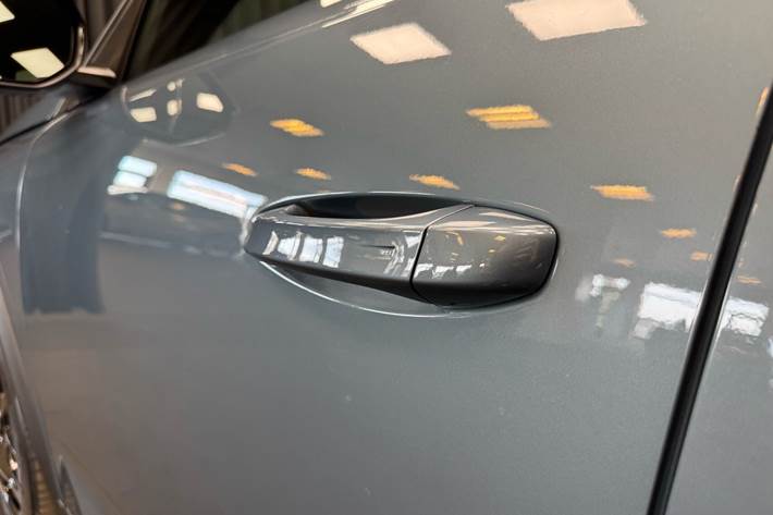 Blå Peugeot e-3008 fra 2025