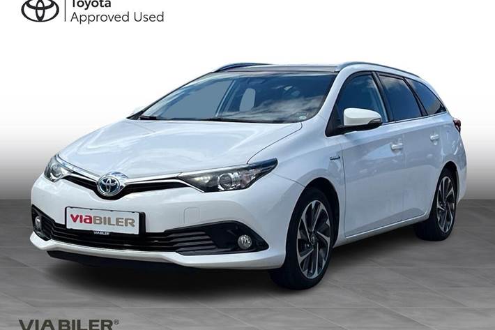 Hvid Toyota Auris fra 2016 set udefra