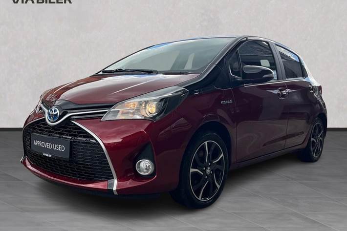 Rød Toyota Yaris fra 2017 set udefra