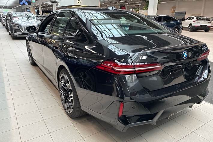 Sort BMW i5 fra 2025