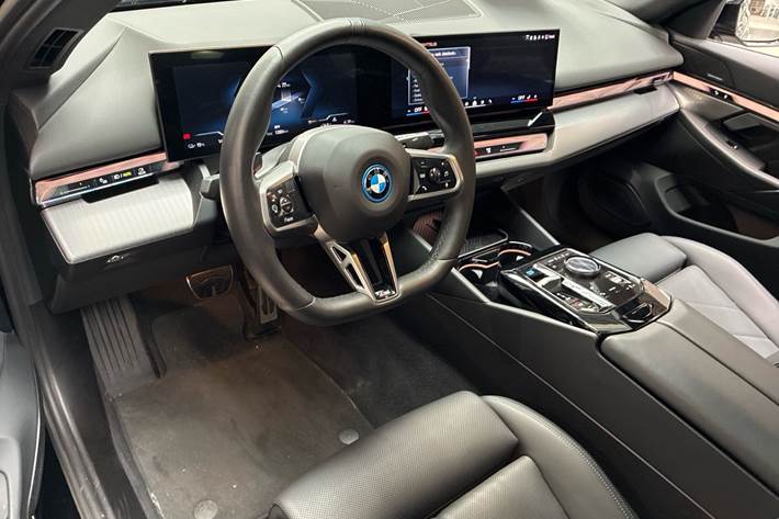Sort BMW i5 fra 2025
