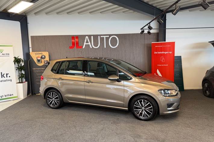 Beige VW Golf Sportsvan fra 2017