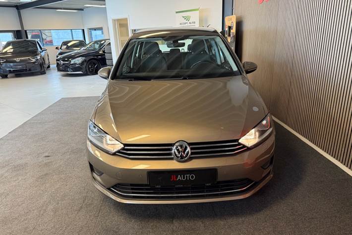 Beige VW Golf Sportsvan fra 2017