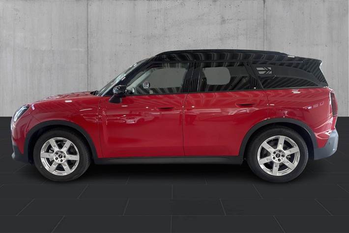 Rød Mini Countryman E fra 2025