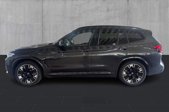 Grå BMW iX3 fra 2022